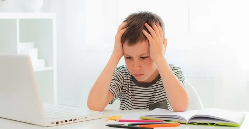 Çalışma odasında dikkat eksikliği yaşayan çocuk