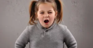 Tik bozukluğu yaşayan kız çocuğu